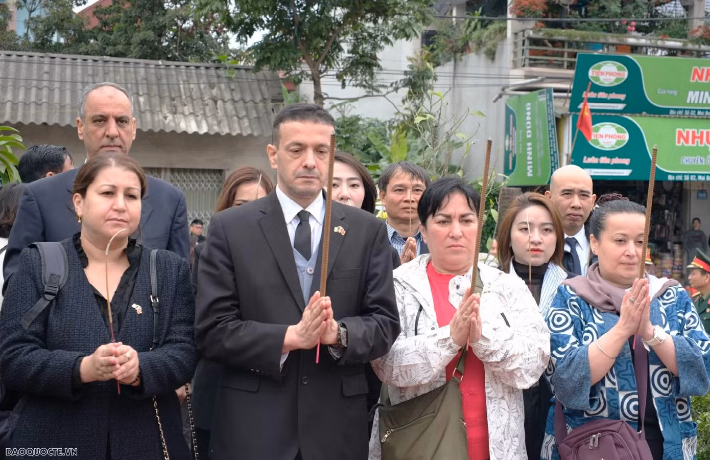 Hai chị em Badia Maidat - Siham Maidat (hàng đầu, ngoài cùng bên phải) cùng đại diện Đại sứ quán Algeria tại Việt Nam dâng hương tại Khu tưởng niệm. Ảnh: Thu Giang/Baoquocte.vn.
