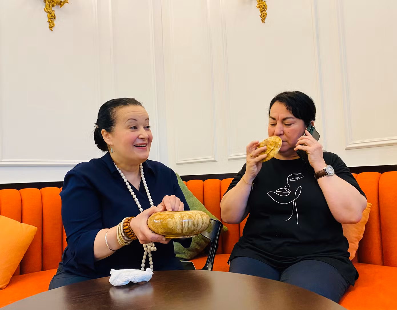 Hai chị em Badia Maidat - Siham Maidat dường như thích thú với món quà thủ công mỹ nghệ từ Việt Nam (thố làm bằng nu nghiến). Ảnh: Thái An.