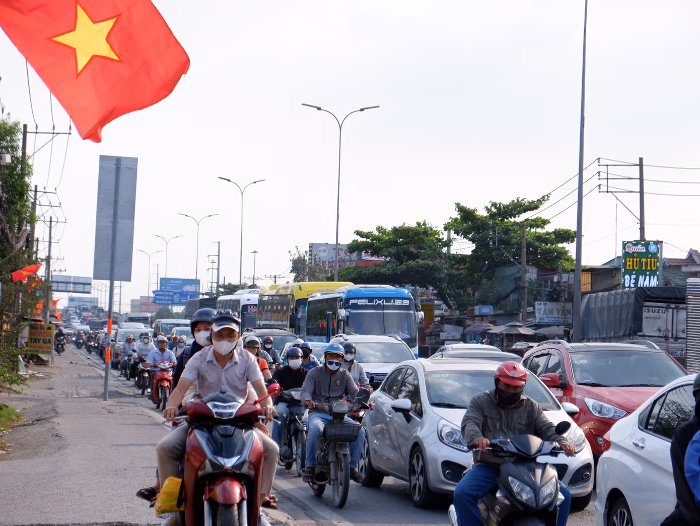 Quốc lộ 1 - cửa ngõ phía Tây TPHCM thường xuyên ùn ứ vào dịp lễ, Tết.