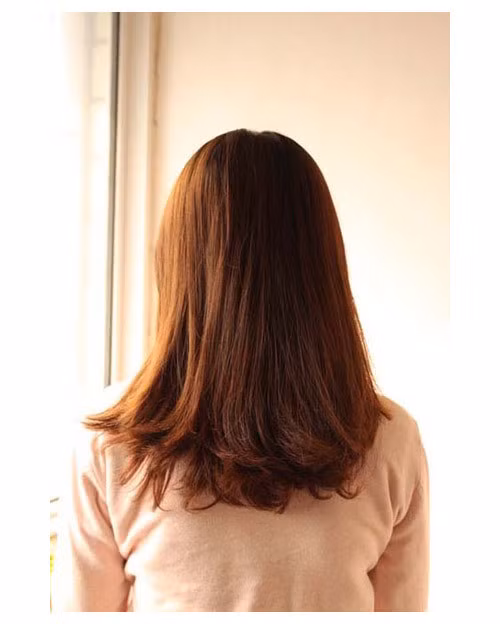 Để xõa tóc và chải mượt Lấy một phần tóc bên trái tết xuôi xuống Sau đó cột lại bằng chun hơi lệch sang bên cho điệu nhé! Tiếp theo, bạn tách đôi tóc ra và lộn phần đuôi tóc lên trên rồi luồn xuống dưới Phần đuôi tóc cuốn gọn lại hướng lên trên và lấy kẹp tăm, ghim chắc Và đây là kết quả của chúng ta. Hãy sử dụng thêm những phụ kiện như nơ, kẹp hoa xinh xắn để cài lên tóc.
