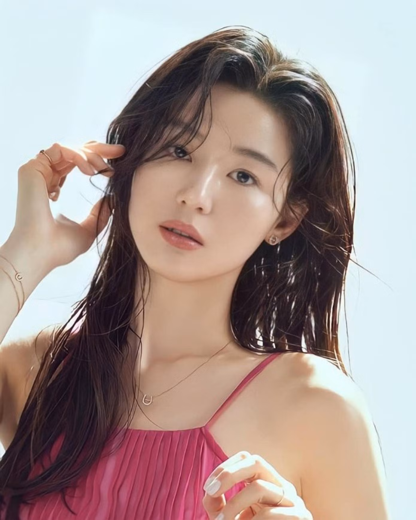 7. Jun Ji Hyun: Năm 2021, "mợ chảnh" tái xuất màn ảnh với bộ phim "Bí ẩn núi Jiri". Dù rating không khả quan nhưng điều đó không ảnh hưởng đến danh tiếng của Jun Ji Hyun. Cô đặc biệt được yêu thích ở Trung Quốc.