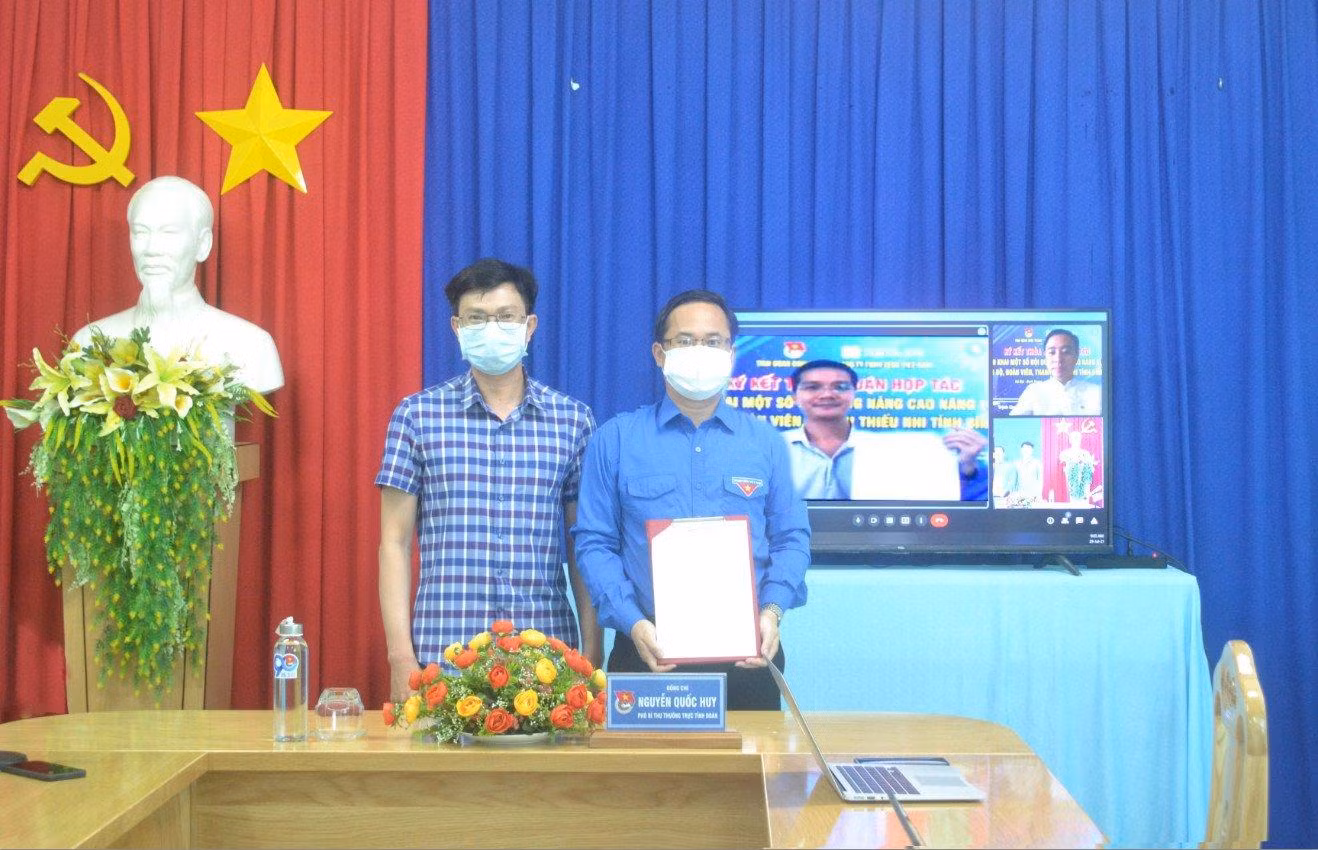 Phó Bí thư thường trực Tỉnh Đoàn Bình Thuận Nguyễn Quốc Huy với bản ký kết thỏa thuận hợp tác với Cty TNHH ZEN8 Việt Nam