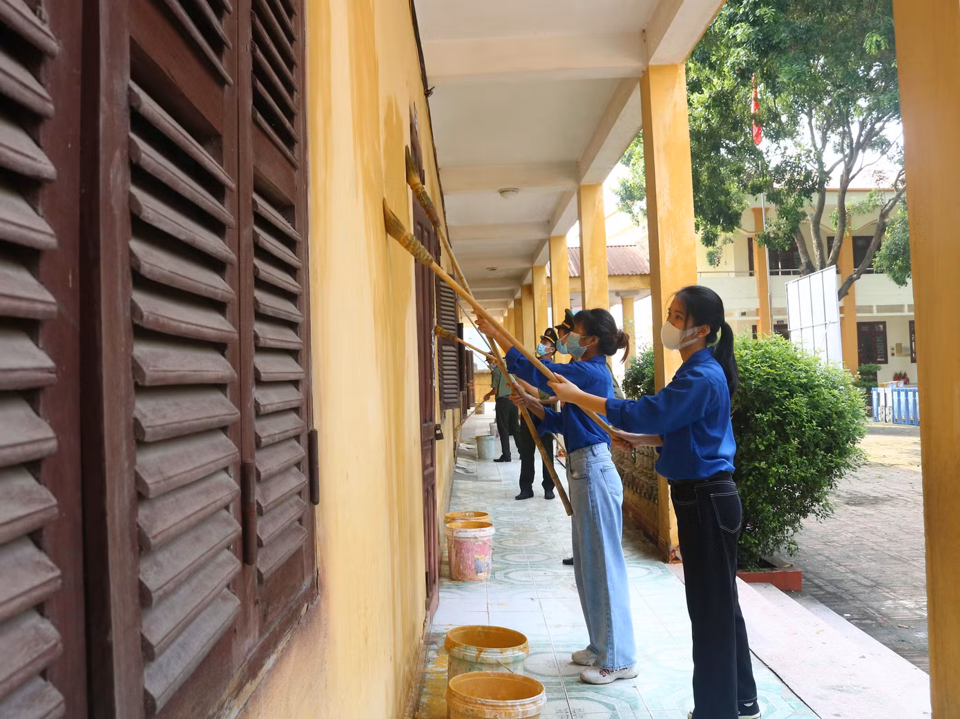 Đoàn viên, thanh niên vệ sinh Trung tâm điều dưỡng thương binh Thuận Thành, Bắc Ninh