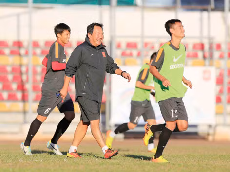 Thầy trò HLV Hoàng Văn Phúc vui vẻ tập luyện cho trận quyết chiến với U23 Malaysia chiều nay. ảnh: VSI 