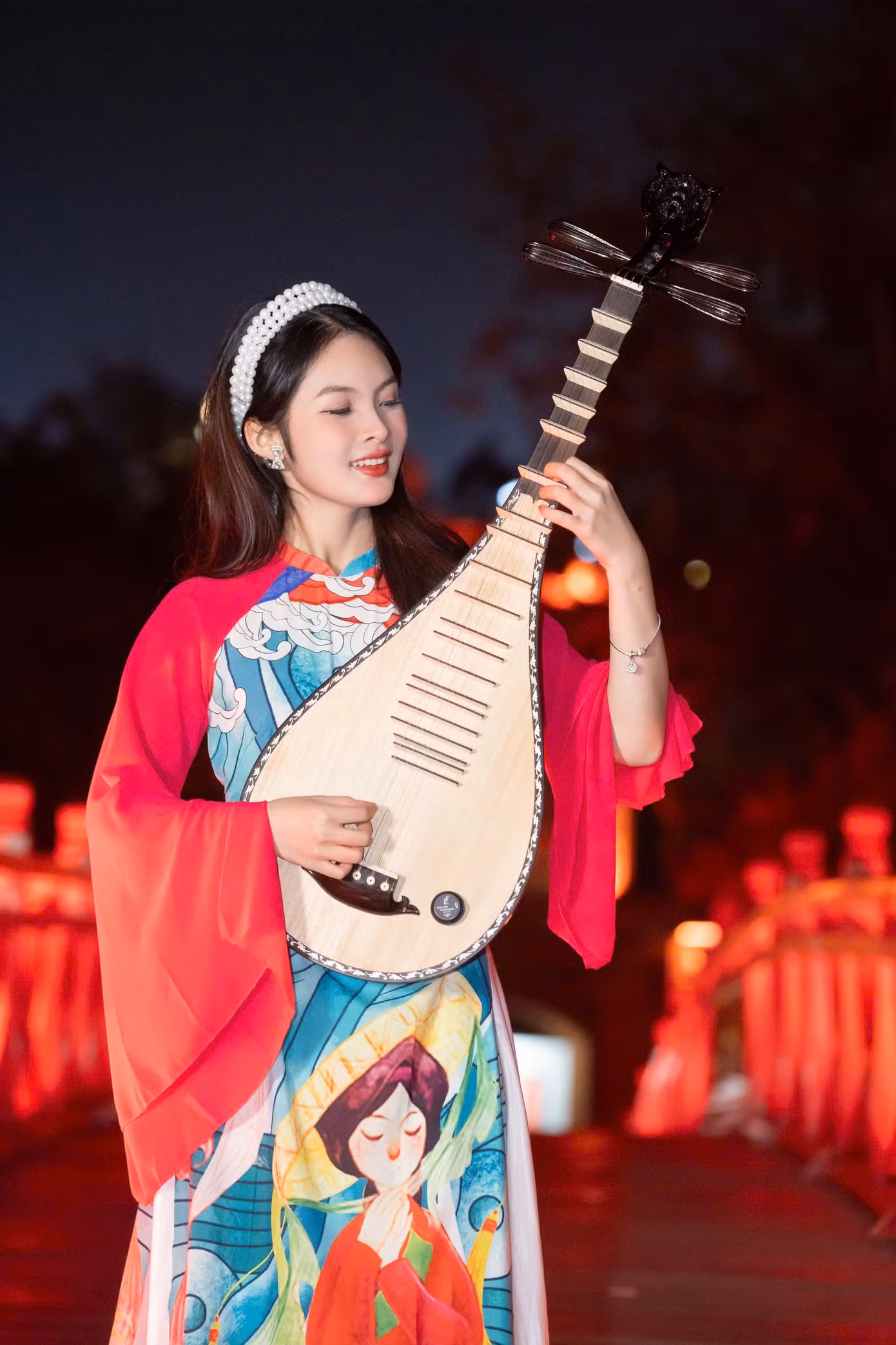 Phương Anh tin rằng Tết là thời điểm để sẻ chia và âm nhạc không chỉ làm đẹp thêm mùa xuân mà còn là cầu nối gắn kết mọi thế hệ.