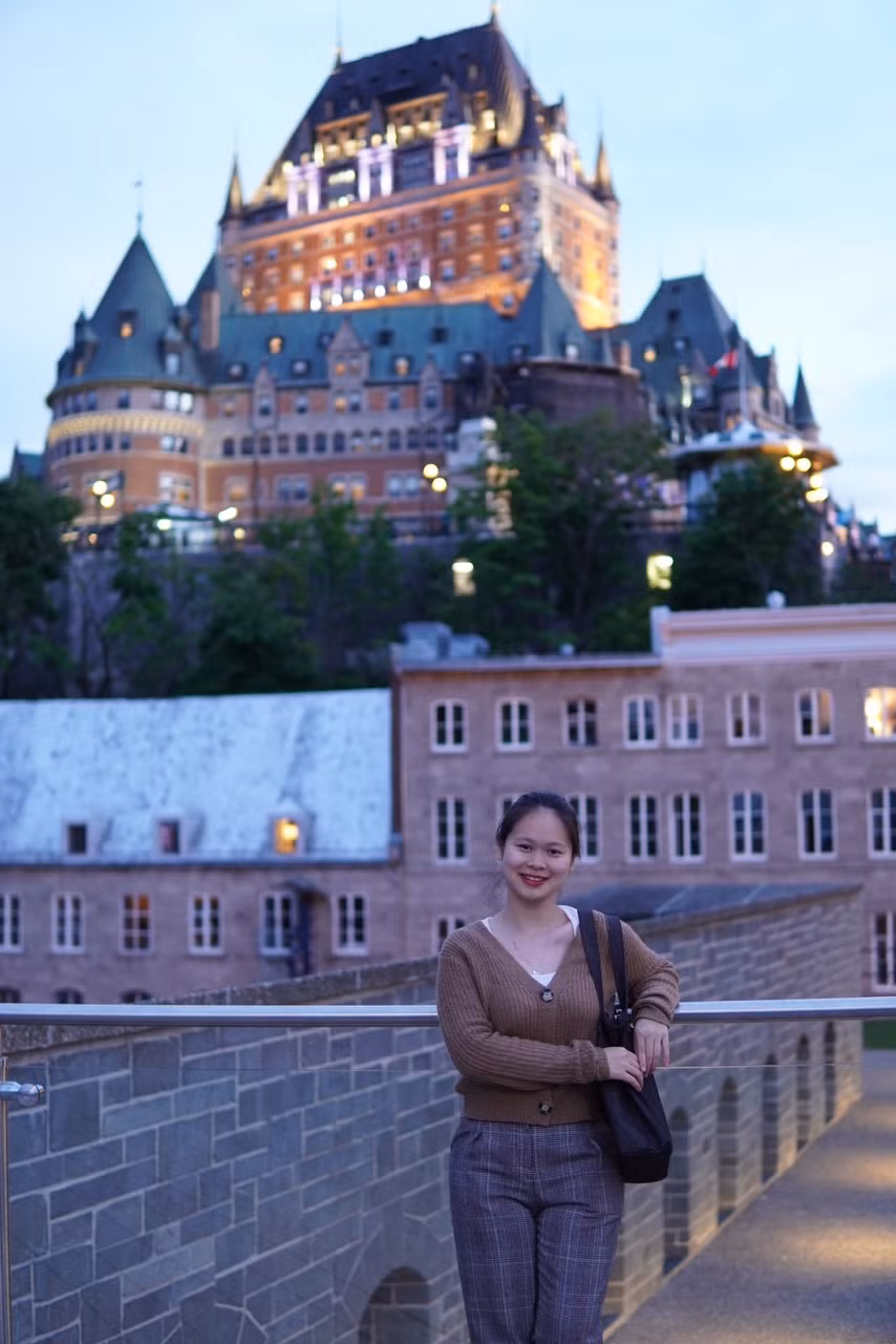 Phương Anh Ghé thăm Quebec City và lâu đài Château Frontenac trong sinh nhật tuổi 22 tại Canada.