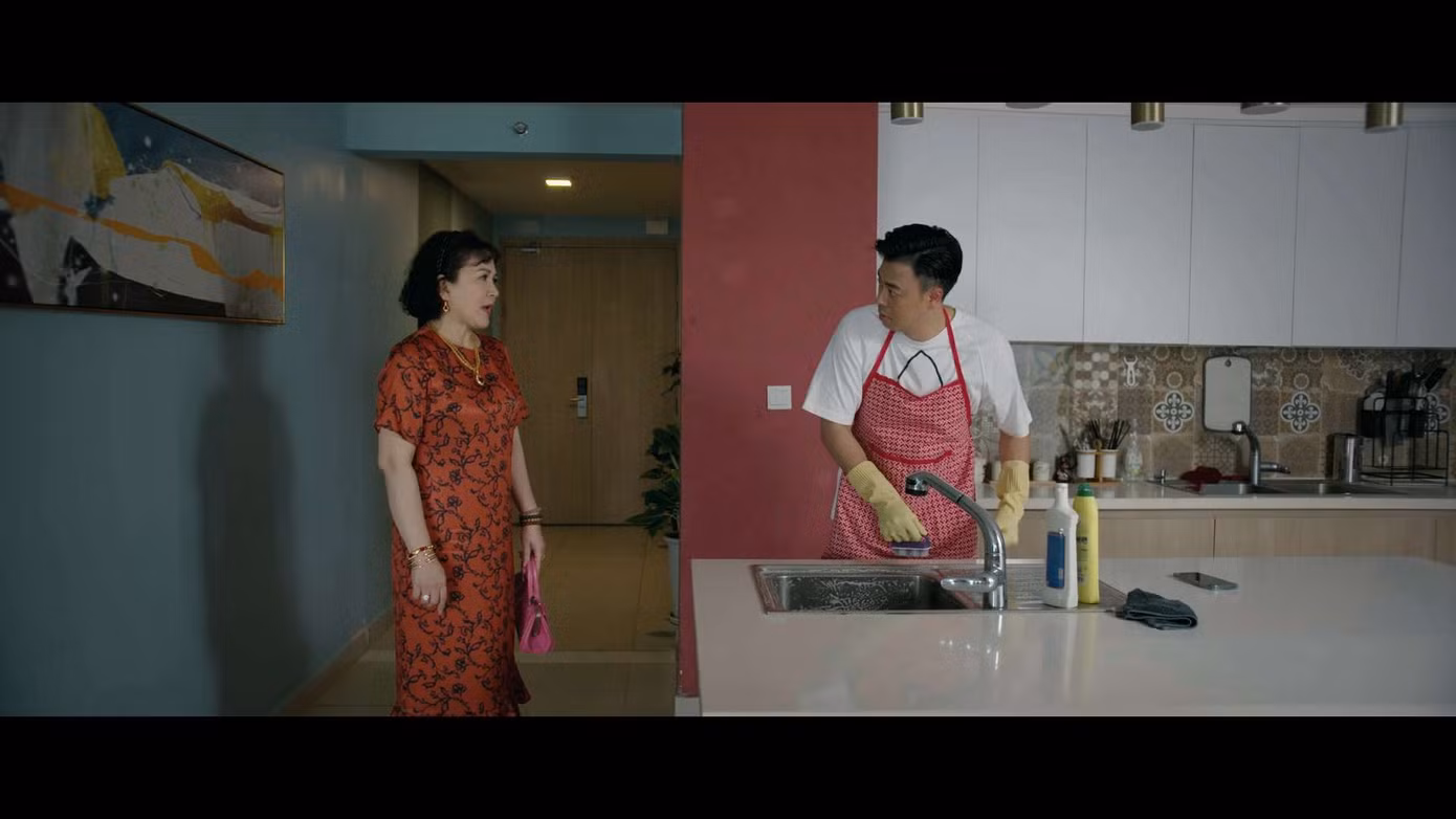Trong phim, mẹ vợ của Nghĩa luôn soi xét con rể.