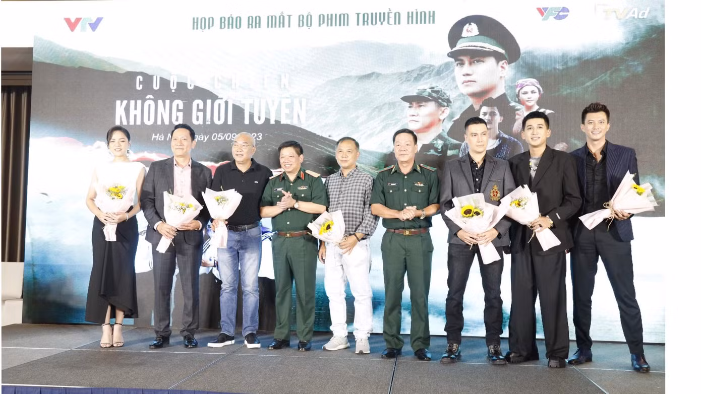 Các nghệ sĩ nhận hoa chúc mừng tại buổi họp báo chiều 5/9/2023.