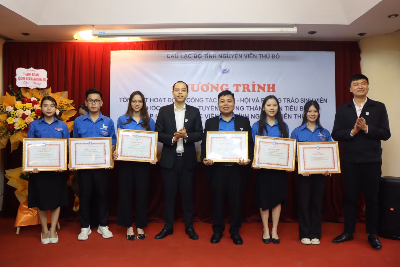 Nhận bằng khen của HSV thành phố.