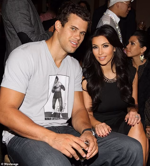 Kim Kardashian mặc áo bó sát, bị chê thân hình như lọ hoa ảnh 10