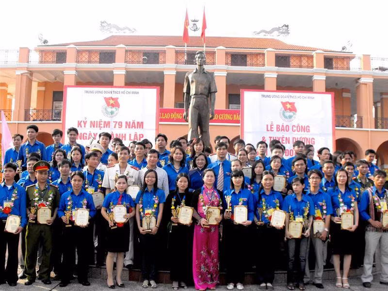 79 Bí thư Đoàn cơ sở và lãnh đạo T.Ư Đoàn chụp ảnh lưu niệm tại bến Nhà Rồng