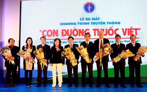 Bộ trưởng Bộ Y tế Nguyễn Thị Kim Tiến tặng hoa cho hội đồng bình chọn thuốc nội trong lễ ra mắt chương trình