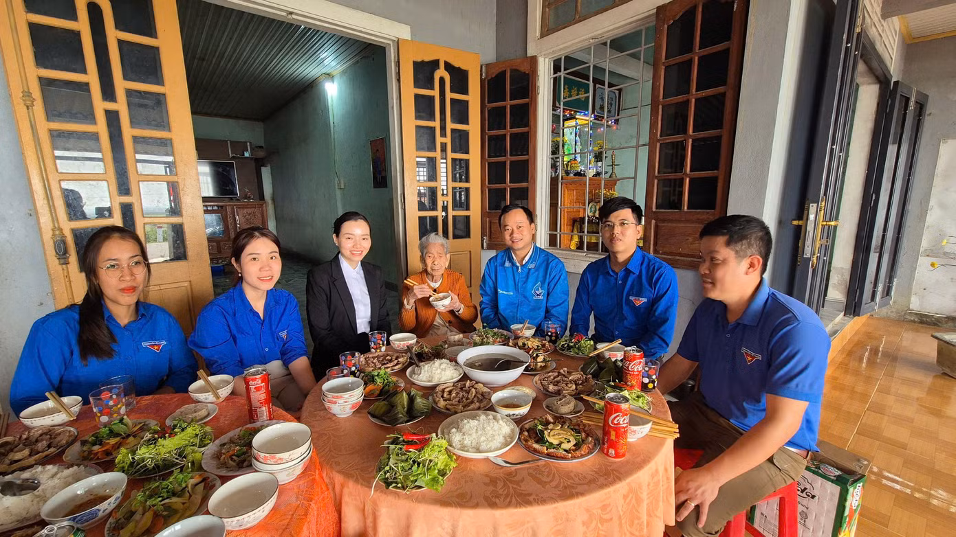 Bữa cơm tất niên cùng Mẹ Việt Nam anh hùng Đặng Thị Thỉ ở thôn Thiện Đông, xã Hải Định, huyện Hải Lăng. Bữa cơm tất niên cùng Mẹ Việt Nam anh hùng Đặng Thị Thỉ ở thôn Thiện Đông, xã Hải Định, huyện Hải Lăng.