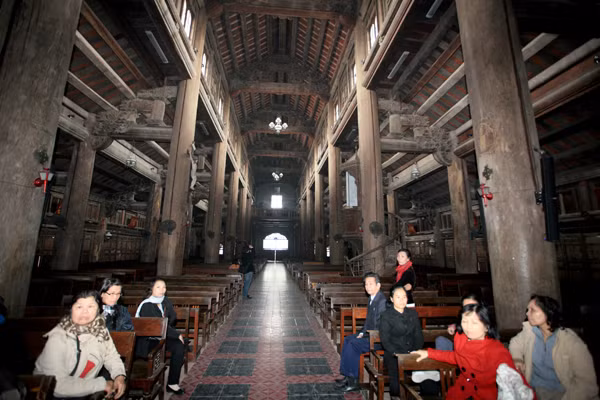 Trong lòng nhà thờ Phát Diệm