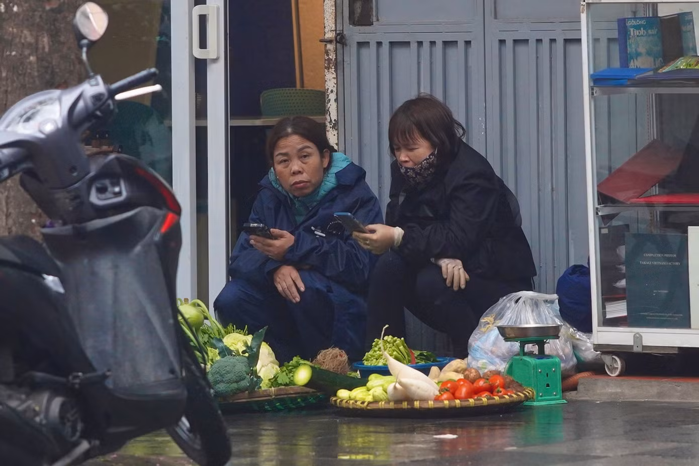Người dân rét run trên vỉa hè phố.