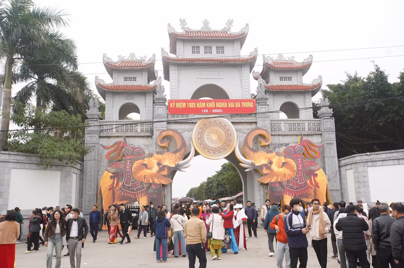 Lễ kỷ niệm 1985 năm khởi nghĩa Hai Bà Trưng và lễ hội đền Hai Bà Trưng năm 2025 diễn ra từ ngày 3/2 đến hết ngày 7/2 (tức từ ngày Mùng 6 đến hết Mùng 10 tháng Giêng năm Ất Tỵ 2025) tại di tích quốc gia đặc biệt Đền Hai Bà Trưng (xã Mê Linh, huyện Mê Linh, thành phố Hà Nội).