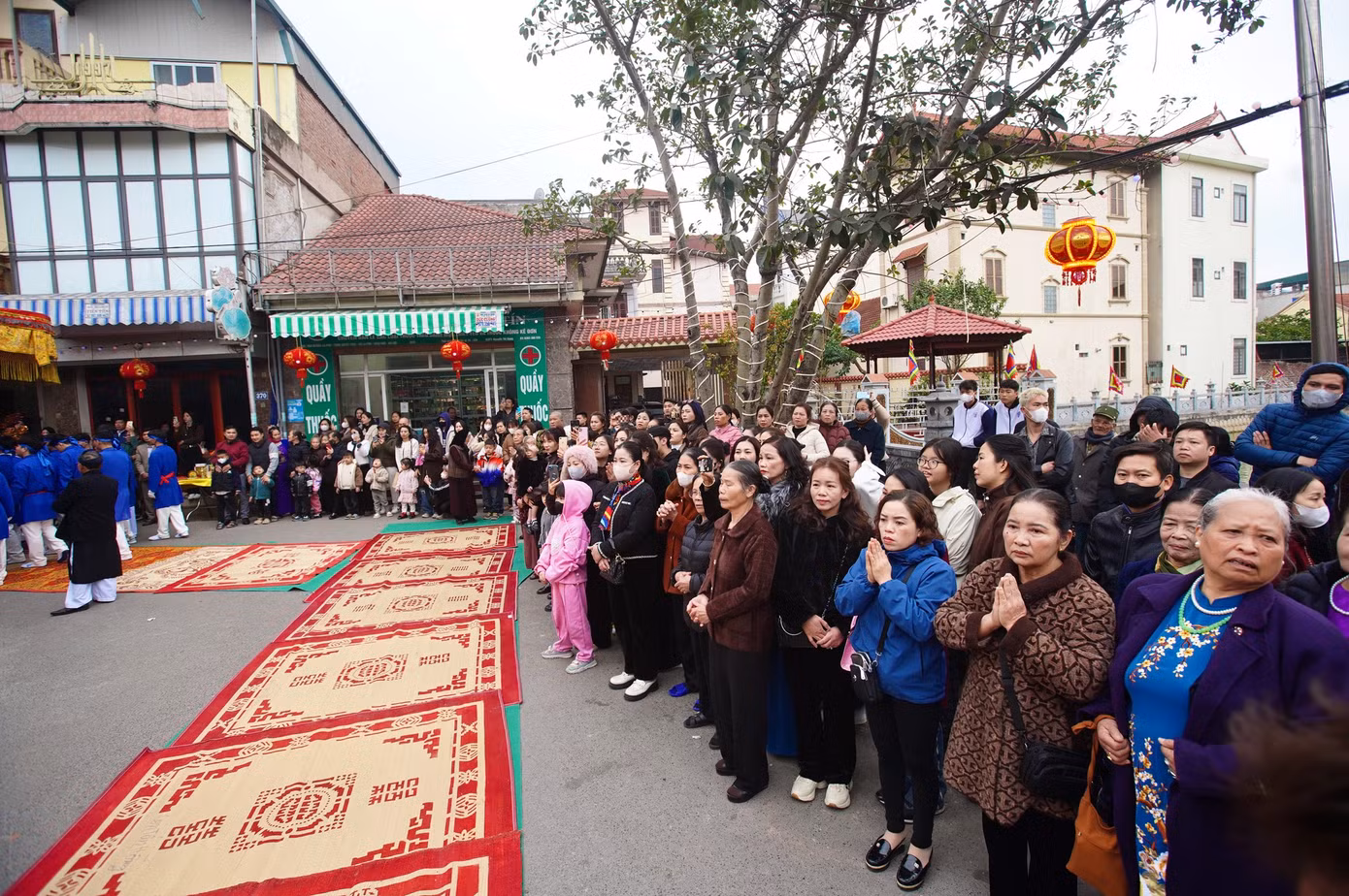 Quan niệm của người dân địa phương từ bao đời nay, khi kiệu Thánh rước trên trục chính đường làng, các gia đình bày mâm lễ, hương án và trải chiếu hoa trên mặt đường để kiệu Thánh qua. Người dân thành tâm bái lễ cầu mong cho gia đình bình an, tài lộc, may mắn…