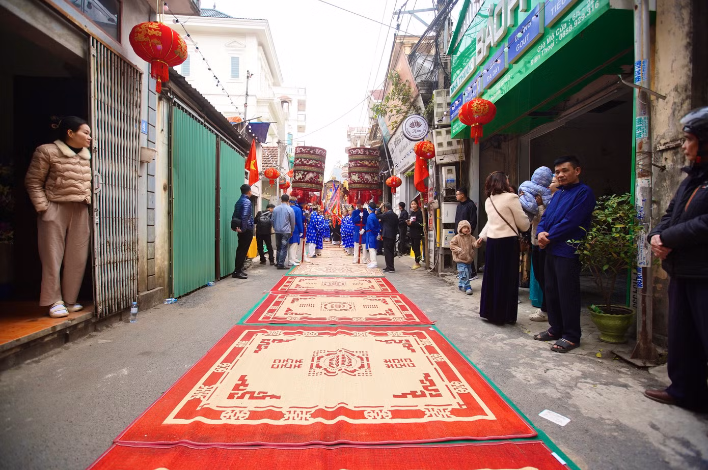 Chiếu được trải trên đường hoàn toàn được người dân mua mới.