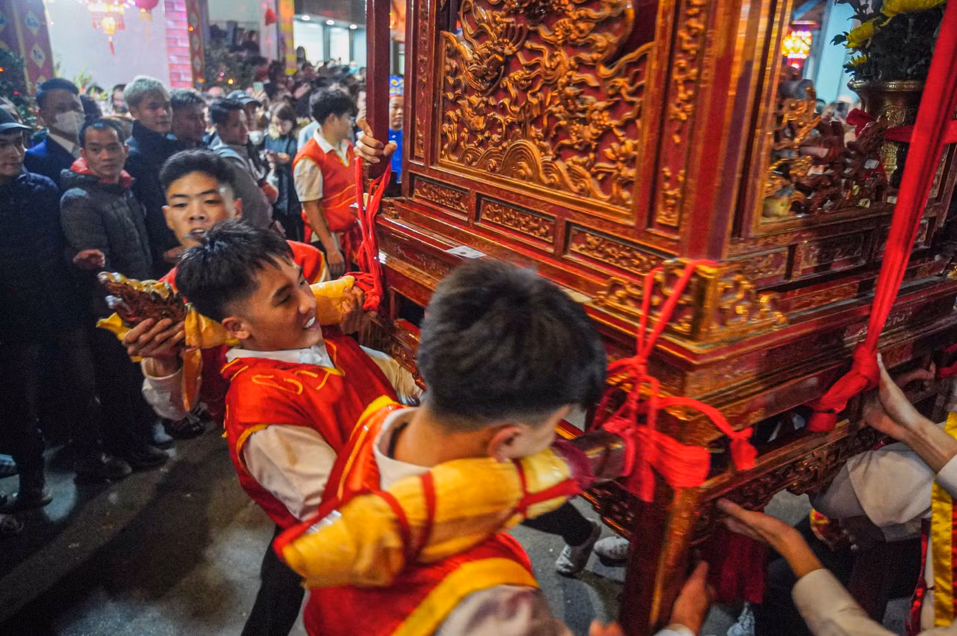 Nam thanh niên làng "khốn khổ" để giữ cân bằng cho kiệu.
