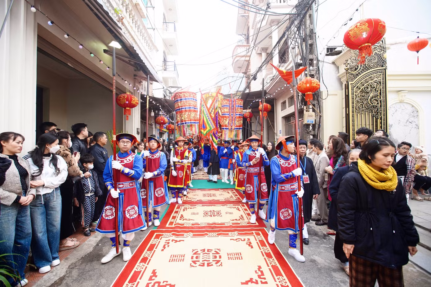 Chiếu được trải trên đường hoàn toàn được người dân mua mới.
