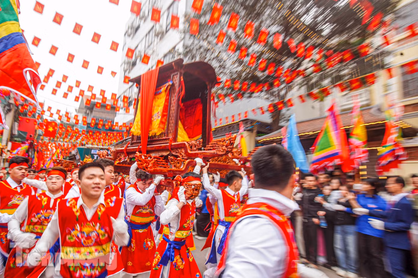Dù mệt nhưng những người tham gia rước kiệu càng rước càng hăng hái và hào hứng.
