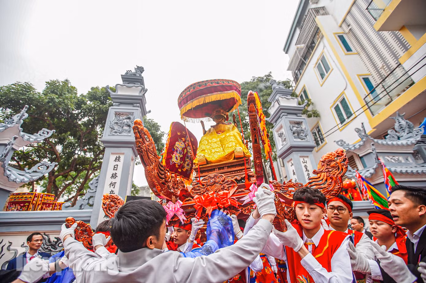 Theo ngọc phả, đình Phú Đô thờ các vị thành hoàng gồm Lý Thiên Bảo (tức Đức Thánh Cả, anh trai của Lý Nam Đế), Đinh Dự và Mãn Đường Hoa (Tổ sư nghề ca trù), 2 bà hoàng người làng Phú Đô là Nguyễn Thị An (Hoàng hậu vua Lê Anh Tông), Nguyễn Thị Phương (Nguyên phi), Hồ Nguyên Thơ (Tổ nghề bún). Để tỏ lòng biết ơn công lao các vị thành hoàng, cứ 5 năm làng Phú Đô lại tổ chức rước Thánh một lần (từ mùng 8 đến mùng 9 tháng Giêng Âm lịch). Lễ rước lớn được tiến hành từ đình làng xuống bãi Tế Yến, đền Hai Bà Hoàng, đền Cầu Đôi…