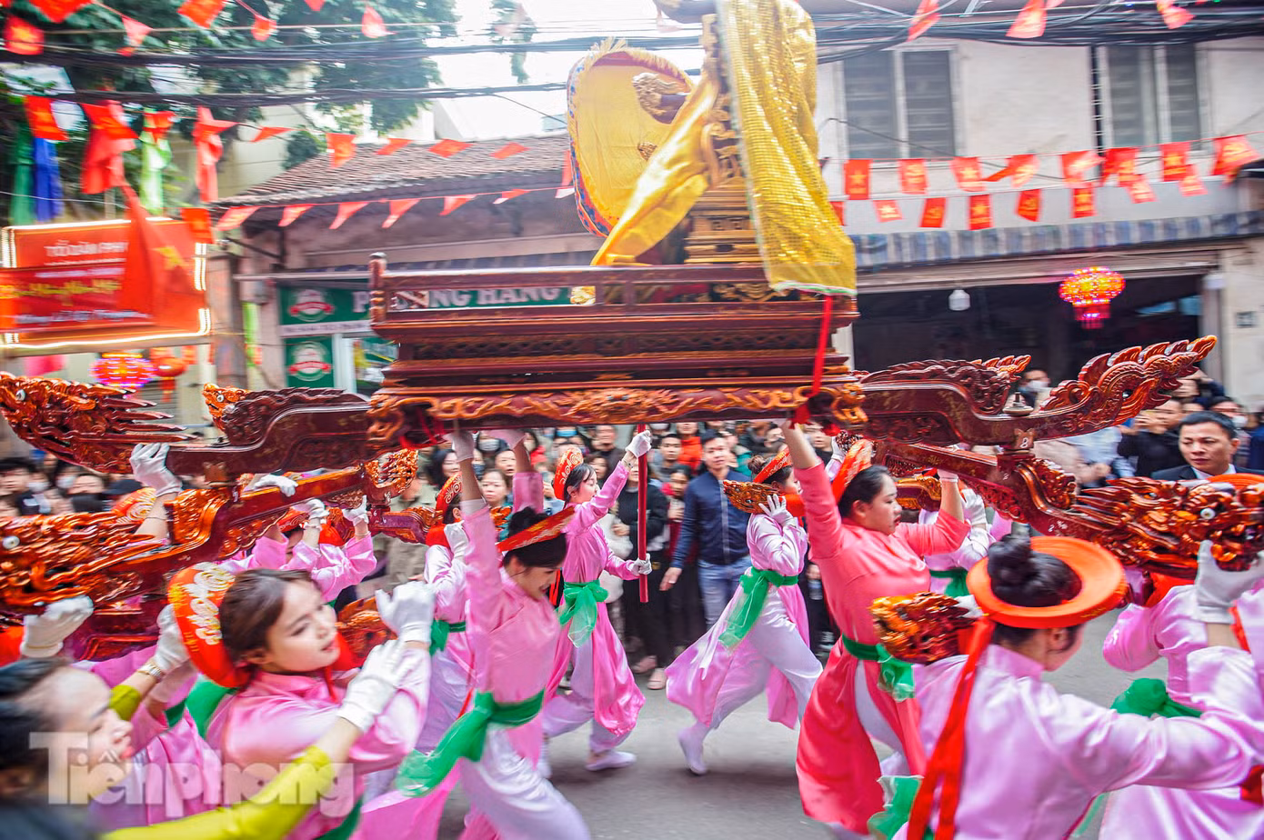 Khoảng 9h, các kiệu rước lần lượt được đưa ra khỏi đình. Có 7 kiệu rước, trong đó có kiệu Đức Thánh Cả, Đức Ông, 1 kiệu Long đình, 2 kiệu Hương án, 1 kiệu bún được nam thanh niên trong làng rước. Kiệu Hai Bà được nữ rước.