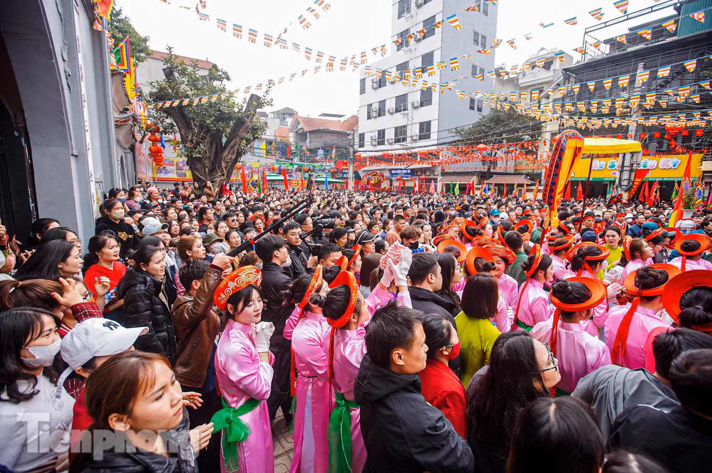 Người dân và du khách đứng chật kín sân trước chùa.