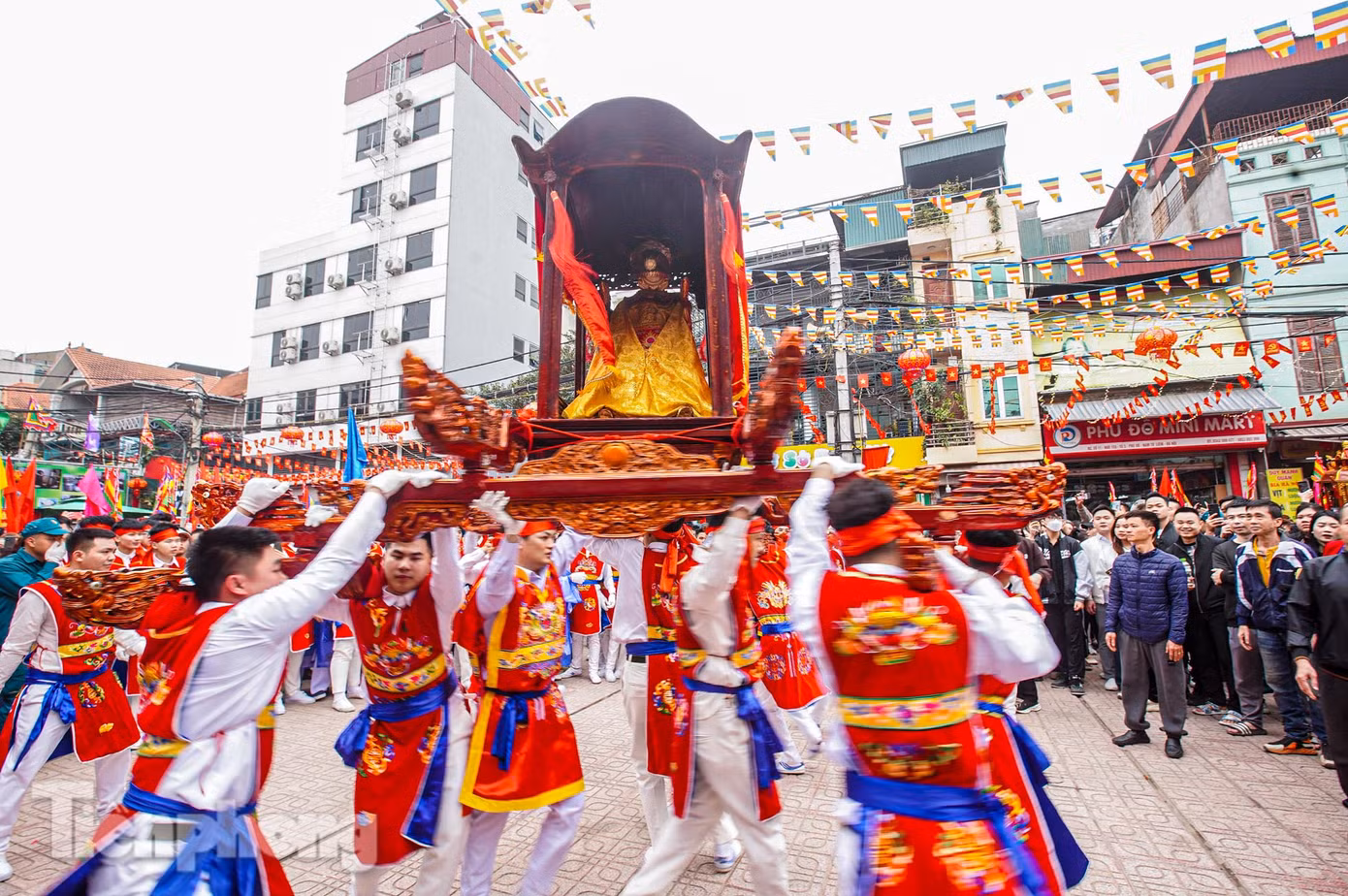 Người dân quan niệm rằng nghi thức xoay kiệu đó là các Thánh đang ‘thăng hoa’ trước khi vào đình.