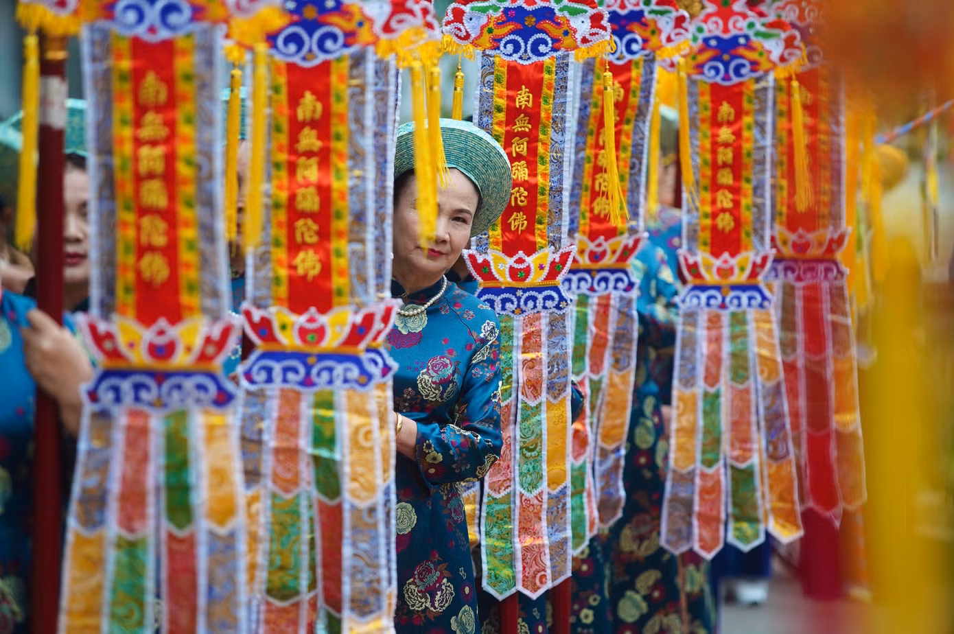 Đội cờ phướn trong lễ rước.