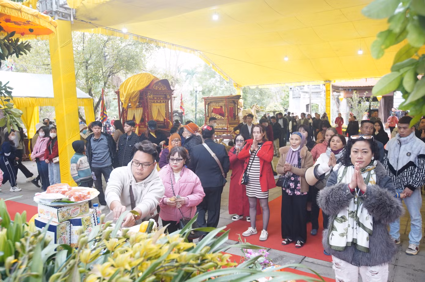 Người dân và du khách đến dâng hương, chiêm bái tại đền Hai Bà Trưng.