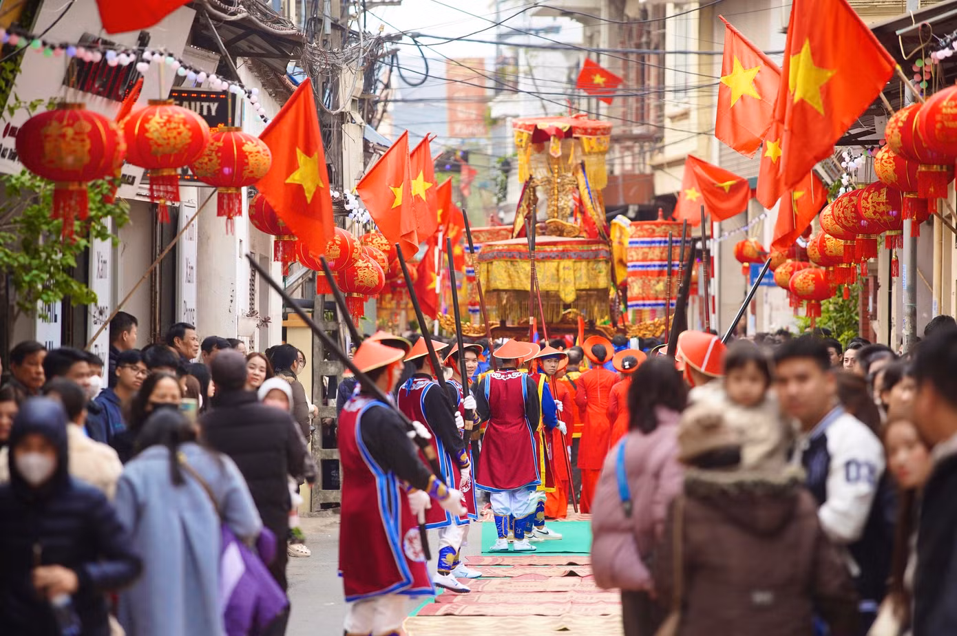 Lễ hội La Phù kéo dài đến hết ngày 13 tháng Giêng Âm lịch với màn rước Lễ lợn độc đáo.