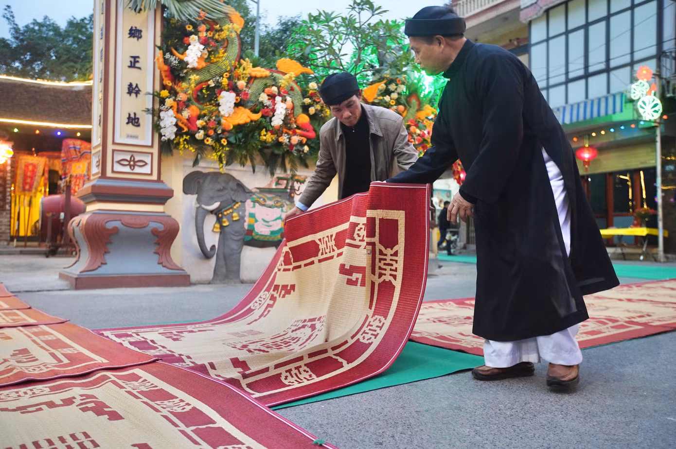 Ngay từ 6h sáng 4/2 (mùng 7 tháng Giêng Âm lịch), các hộ dân làng đã trải thảm, mang chiếu ra trải khắp dọc đường rước kiệu Thành hoàng làng trong Lễ hội La Phù với mục đích "xin lộc để cầu mong được bình an, may mắn…