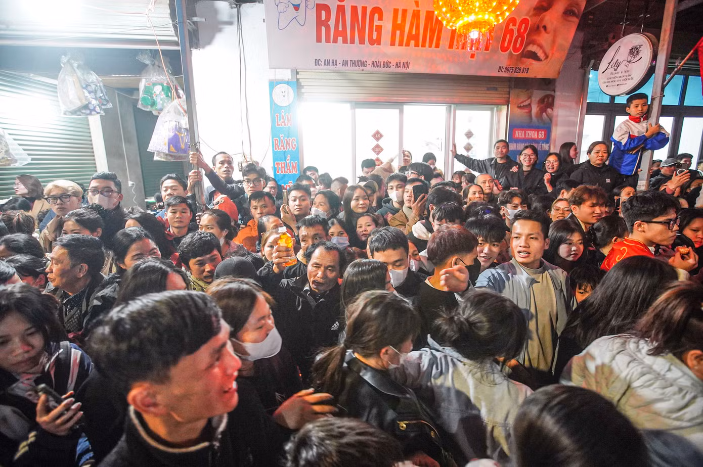 Do 5 năm mới có màn rước kiệu nên người dân và du khách kéo đến rất đông, đứng chật kín hai bên đường, nơi đoàn kiệu đi qua.