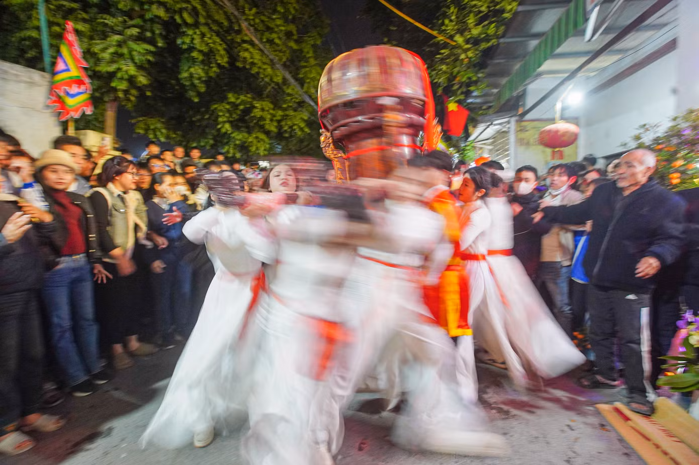 Kiệu oản do nữ khiêng xoay "chóng mặt" không kém gì kiệu nam.