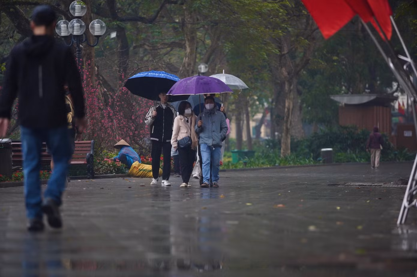 Cơn mưa không to nhưng liên tục đủ để phố xá, vỉa hè trong tình trạng ướt át.