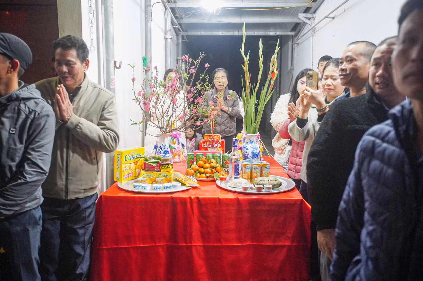 Trong khi lễ rước diễn ra, người dân hai bên đường đã lập các ban thờ để lễ thánh phía ngoài cửa nhà mình để dâng lễ.