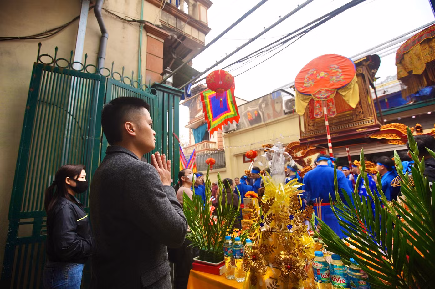 Khi kiệu Thánh đi qua người dân chiêm bái, cầu mong điều may mắn cho gia đình, làng xóm...