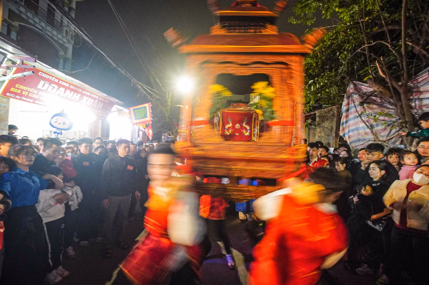 Kiệu xoay đến "chóng mặt".