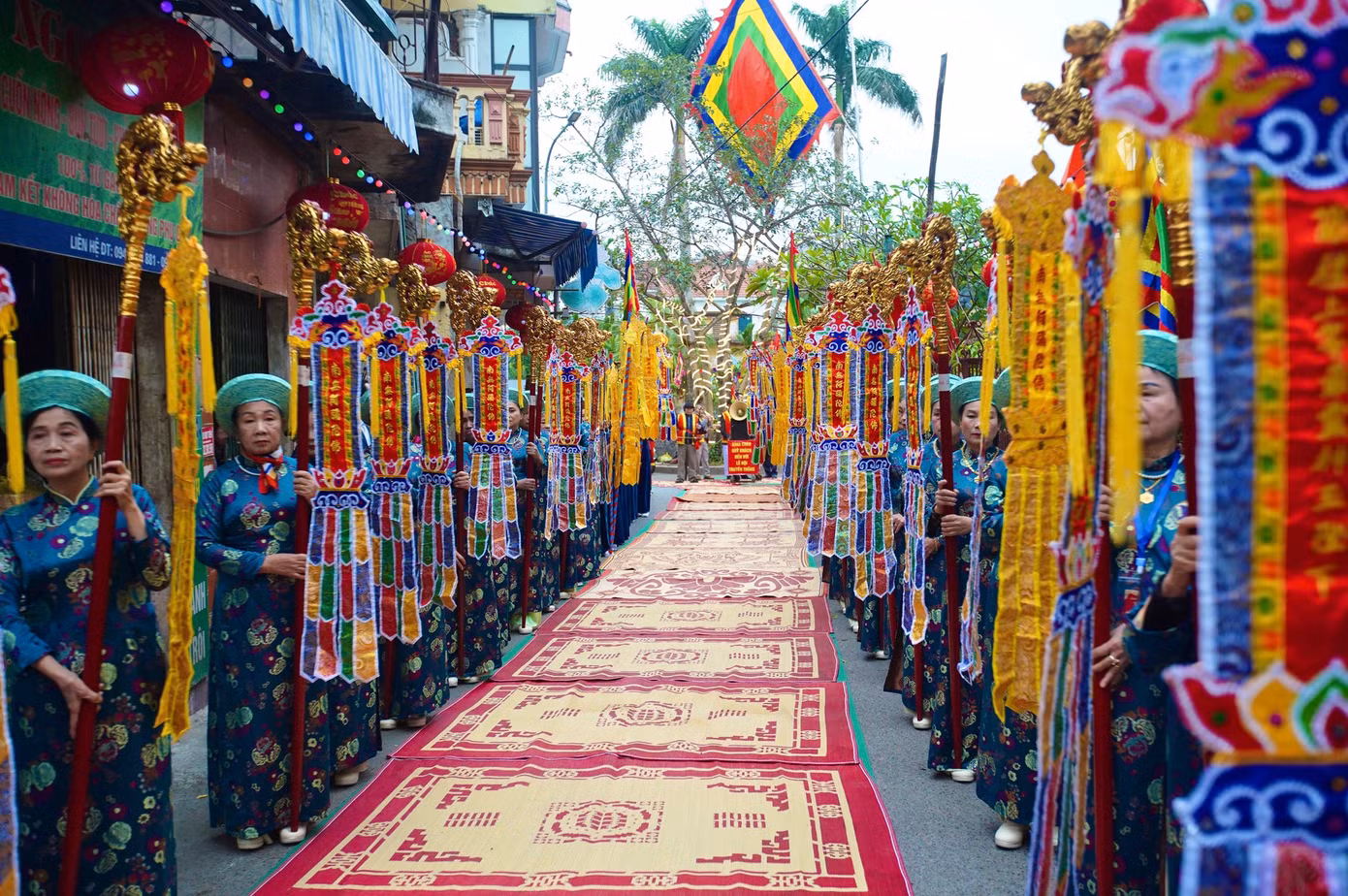 Ngày mùng 7 tháng Giêng là ngày sinh của Thành hoàng làng, nhân dân La Phù tổ chức rước Thánh từ Đình La Phù xuống đền Quán Chảy, nơi tương truyền là lăng mộ của Ngài, để làm lễ “phụng nghinh”, tức là xin được rước Ngài về đền Thượng để nhân dân được chiêm bái, dâng lễ vật tỏ lòng tôn kính và cầu một năm mới bình an.