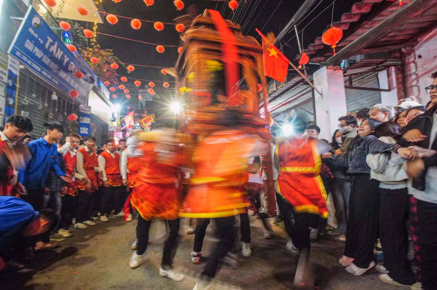 Kiệu xoay đến "chóng mặt".
