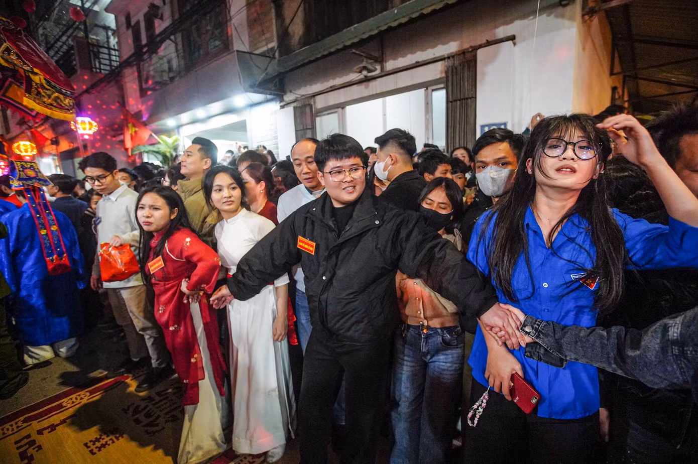 Lực lượng ban tổ chức, an ninh, thanh niên... rất vất vả để không cho đoàn người ảnh hưởng đến đoàn rước kiệu.