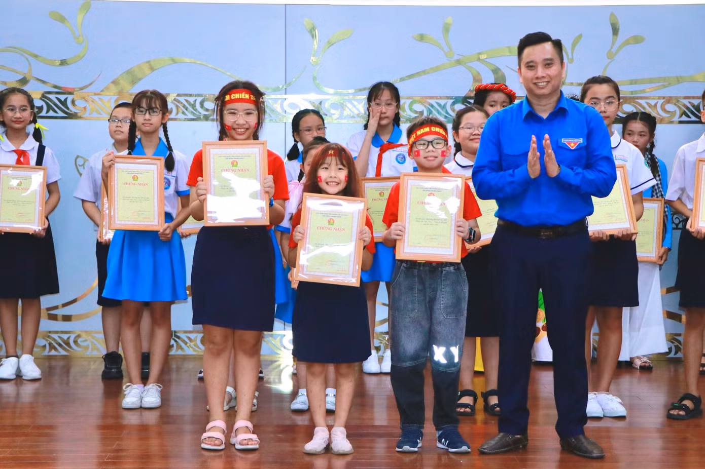 Anh Lê Anh Quân, Phó Chủ tịch Hội đồng Đội T.Ư trao giải Nhất khu vực tại Bình Dương