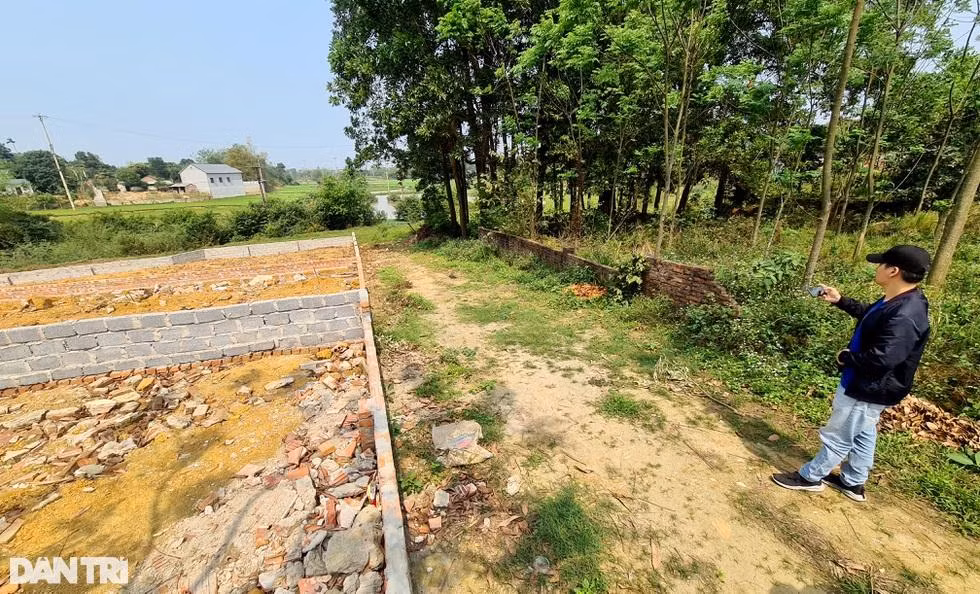 Lao vào "sốt đất", người người nhà nhà bỏ sản xuất, kinh doanh đi buôn đất (Ảnh: Hà Phong).