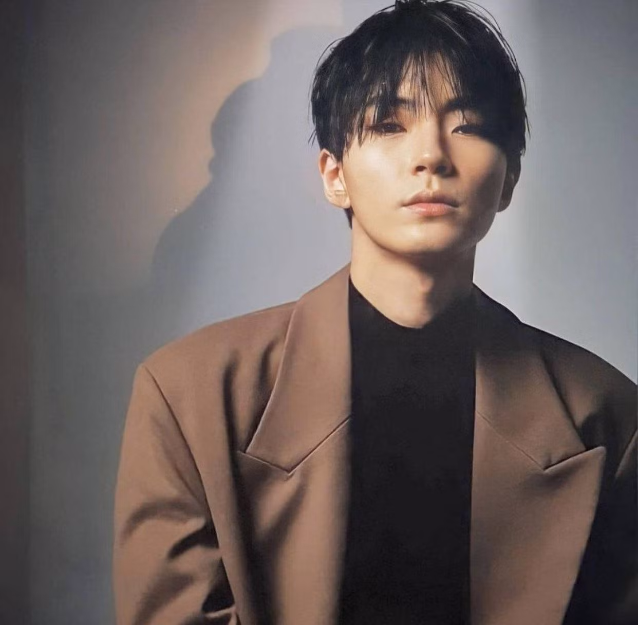 Hwang In Yeop được khán giả "nhớ mặt đặt tên" bằng hàng loạt các vai nam phụ "ngoài lạnh trong nóng", luôn chịu cảnh "trồng cây si" nữ chính.