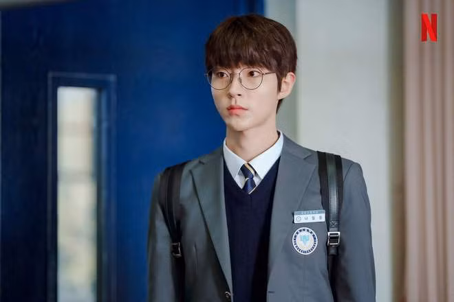 Hwang In Yeop chính thức trở thành "nam phụ si tình" tiêu biểu của màn ảnh Hàn khi tiếp tục yêu thầm trong The Sound of Magic.