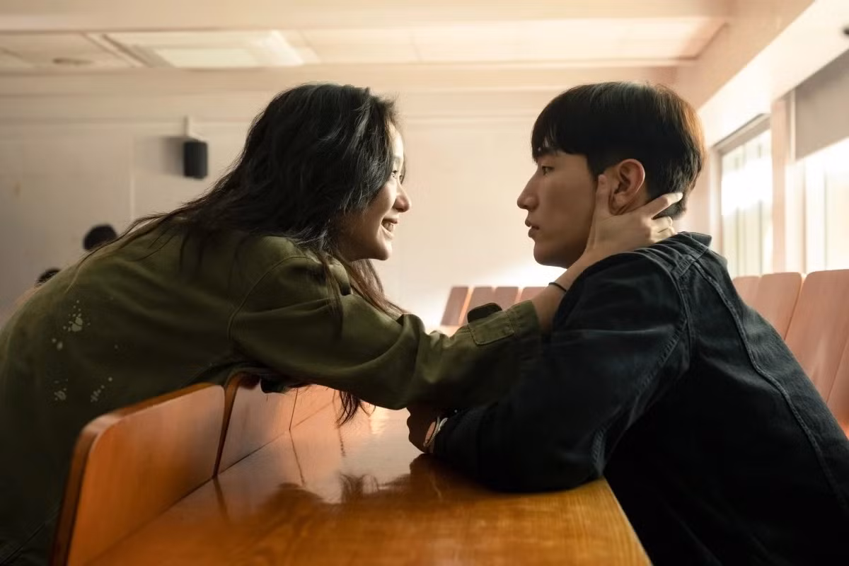 Phim kể về đôi bạn đại học Jae Hee (Kim Go Eun) và Heung Soo (Steve Sanghyun Noh).