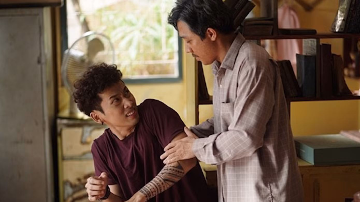 Tuấn Trần và Trấn Thành trong Bố già (2021).