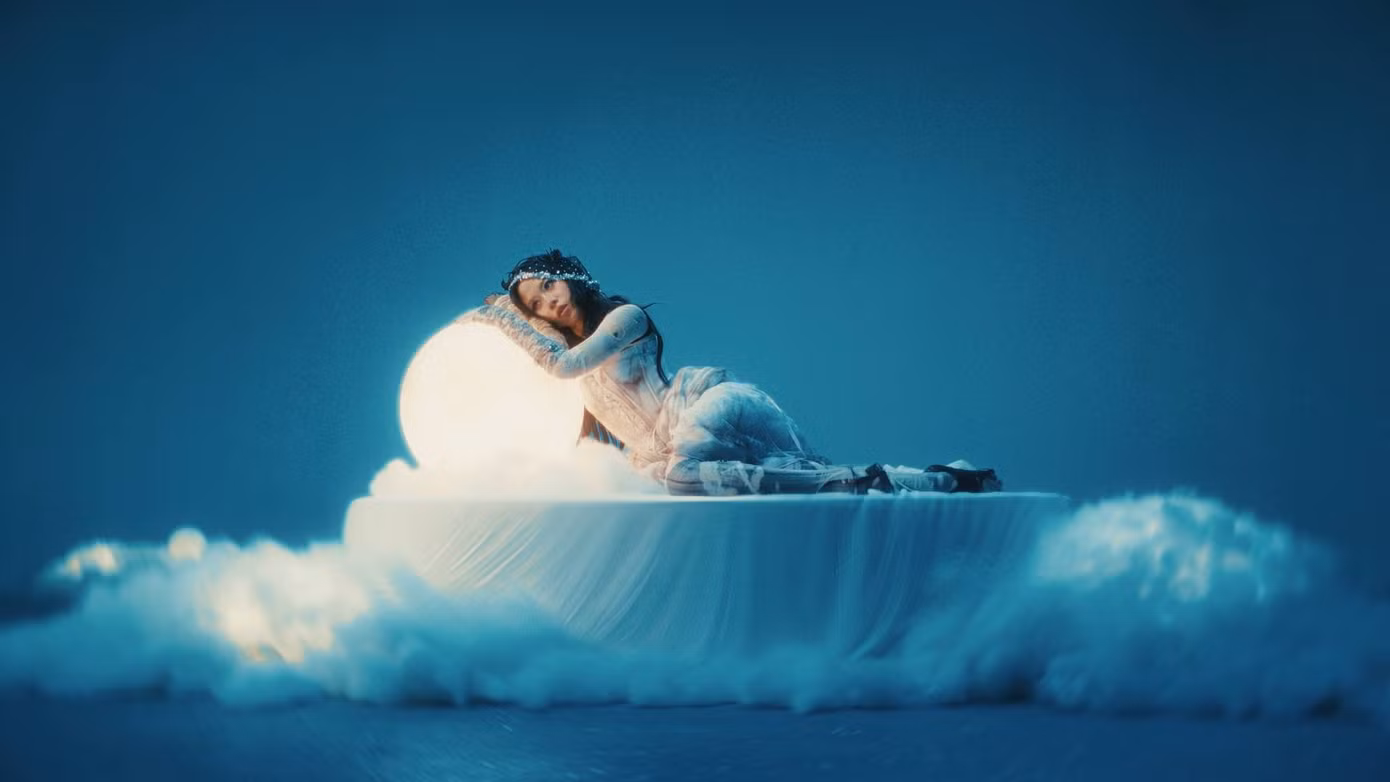 Một vài hình ảnh trong MV.