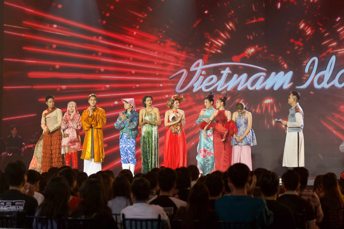 Top 9 thí sinh cùng MC Đức Bảo trong live show 3 của Vietnam Idol 2023.